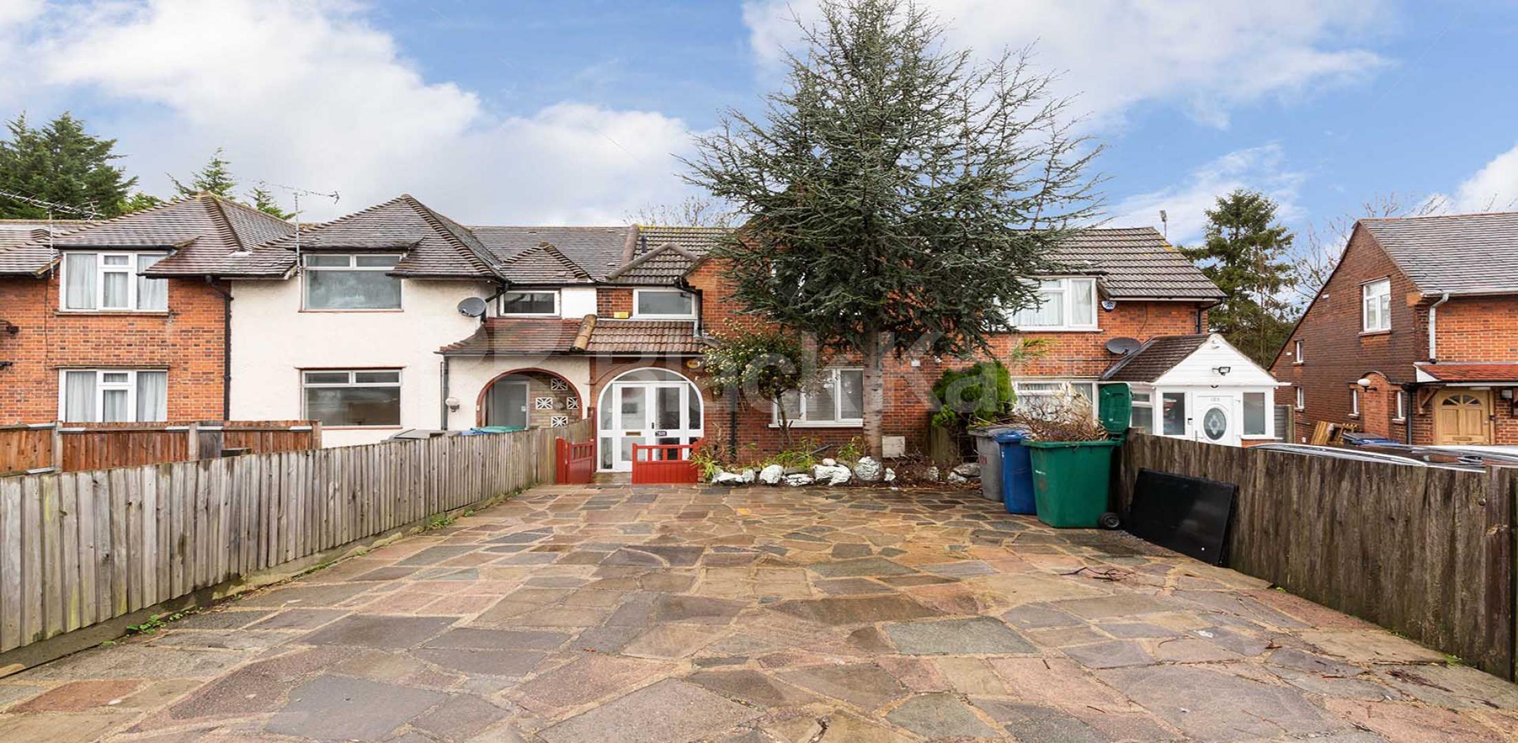 			3 Bedroom, 2 bath, 2 reception Apartment			 Summers Lane, North Finchley